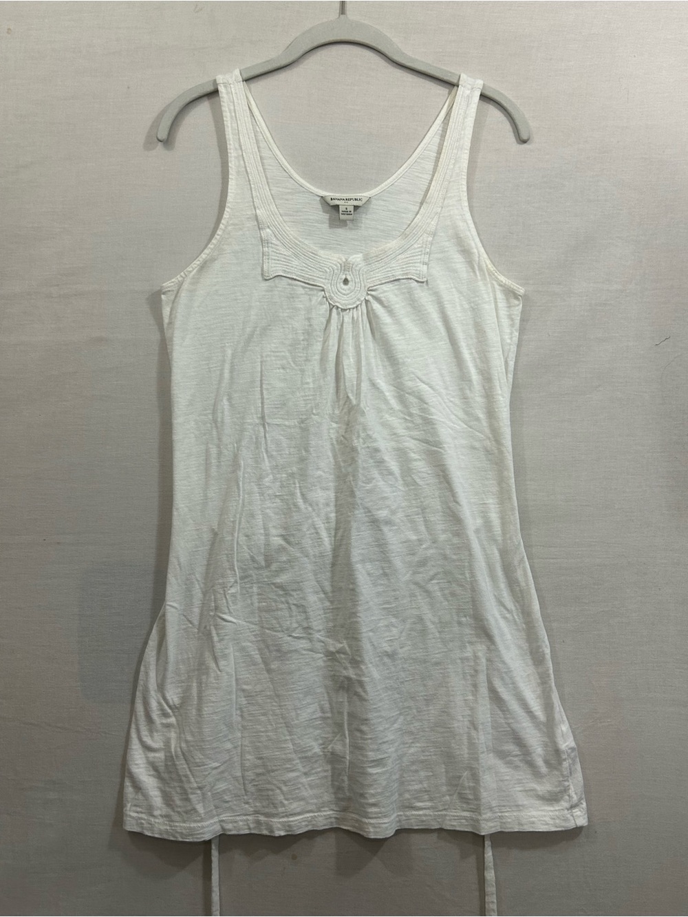 white Banana Republic dress with a scoop neckline and decorative collar